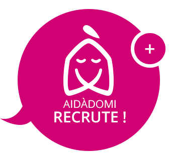 Bulle d'information magenta avec un contour blanc d'une maison et un visage souriant à l'intérieur, symbolisant l'aide à domicile. Le texte en dessous indique AIDÀDOMI RECRUTE ! avec un cercle blanc contenant un signe plus à droite.