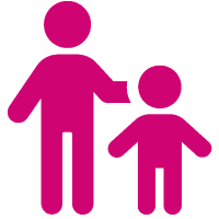 Deux simples silhouettes magenta, l'une plus grande avec un bras reposant sur la tête d'une silhouette plus petite, illustrant parfaitement le concept de garde d'enfant ou de nounou s'occupant d'un enfant et le soutenant.