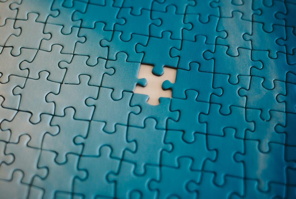 Un puzzle bleu dont une pièce est manquante, révélant la surface blanche sous-jacente - tout comme une aide ménagère CESU peut compléter votre routine quotidienne, en s'intégrant parfaitement à votre vie et en comblant les lacunes essentielles.