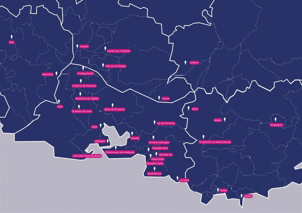 Une carte bleu marine avec des bordures blanches montre des régions et des villes étiquetées avec des marqueurs roses, mettant en évidence les lieux clés pour l'aide à la personne et l'assistance aux personnes âgées. La plupart des noms de lieux sont concentrés sur le bord inférieur, certains étant dispersés au centre et en haut.