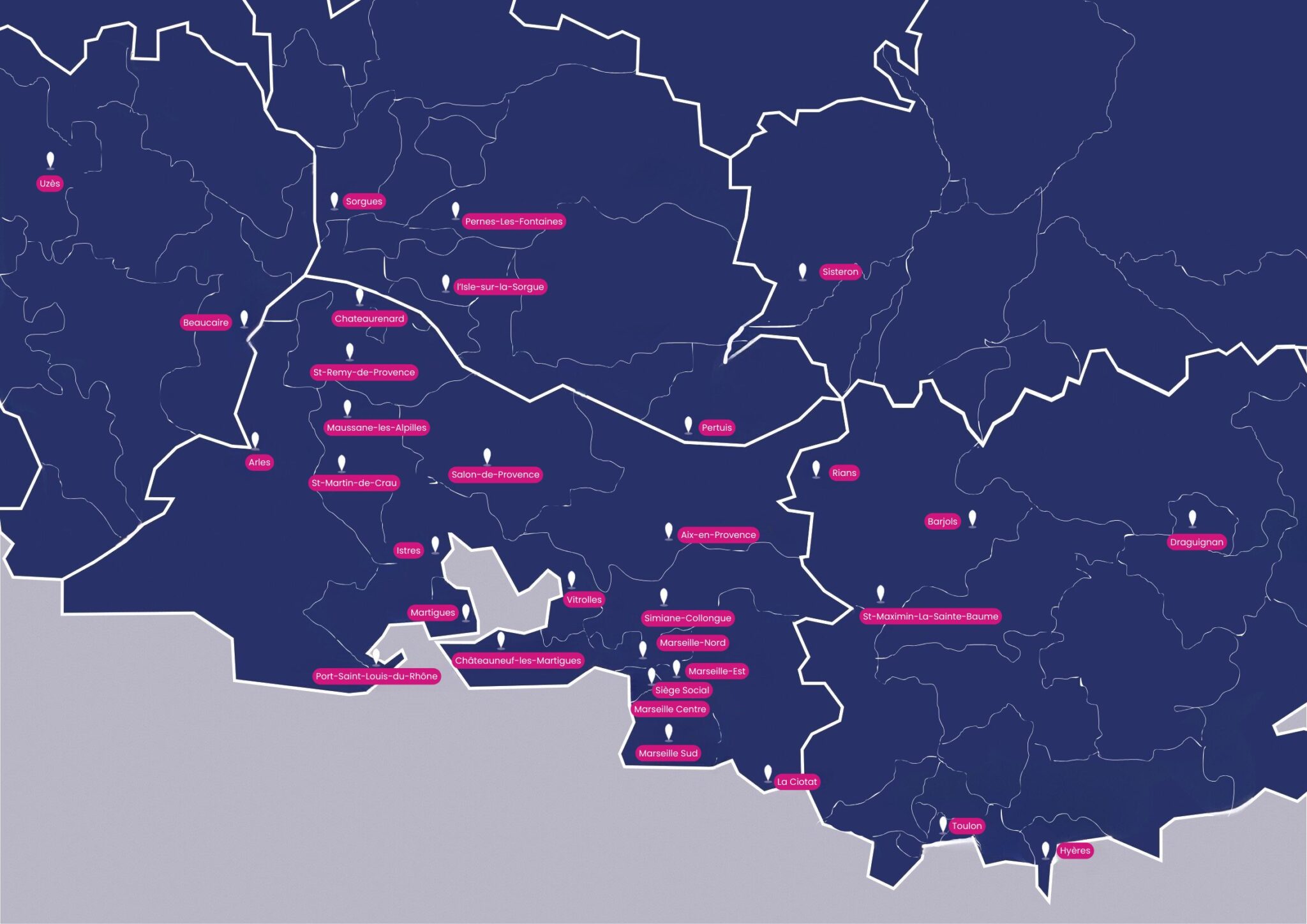 Une carte bleu marine avec des bordures blanches montre des régions et des villes étiquetées avec des marqueurs roses, mettant en évidence les lieux clés pour l'aide à la personne et l'assistance aux personnes âgées. La plupart des noms de lieux sont concentrés sur le bord inférieur, certains étant dispersés au centre et en haut.