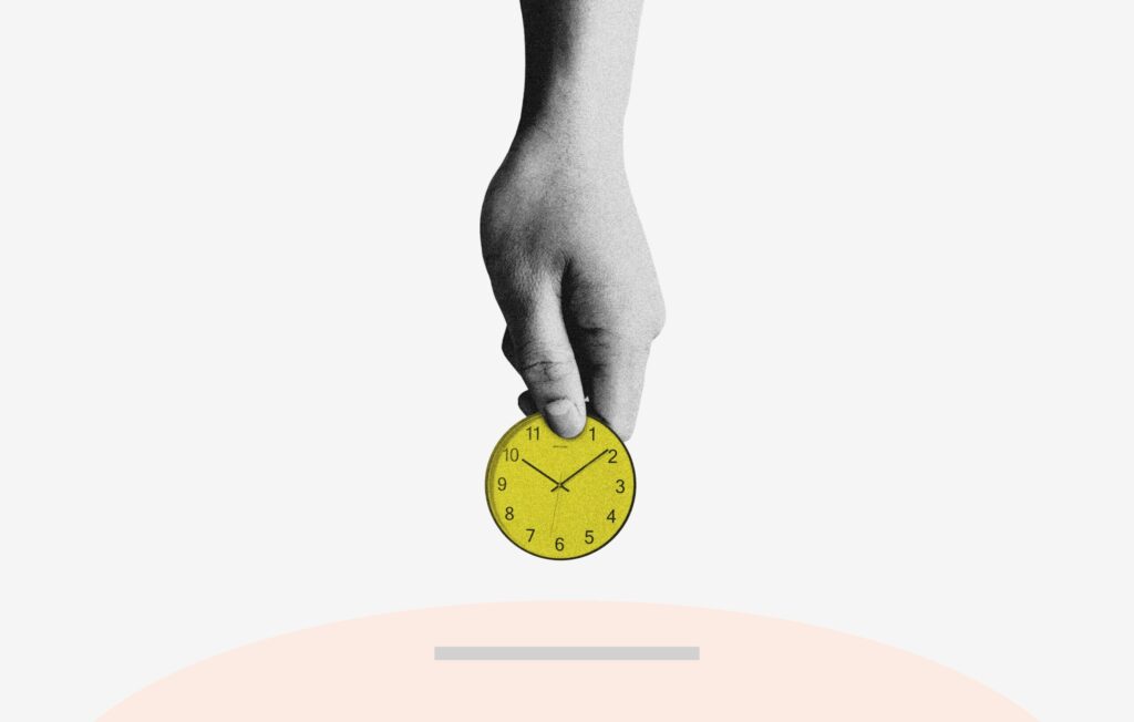 Une main en niveaux de gris tient un petit cadran d'horloge jaune avec des chiffres et des aiguilles noirs, symbolisant le temps perdu à fixer les erreurs de nettoyage, placé au-dessus d'un demi-cercle rose clair sur un fond gris clair uni.