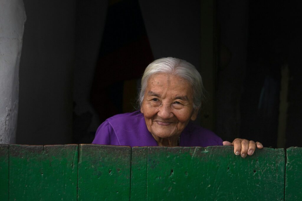 Sourire d'une personne âgée avec son aide à domicile