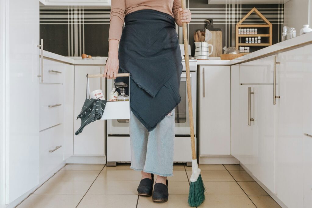 Aide à domicile effectuant des tâches ménagères