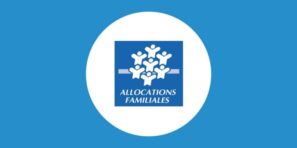 Logo des Allocations Familiales représentant des figures familiales blanches stylisées formant une fleur sur fond bleu, avec le texte ALLOCATIONS FAMILIALES à l'intérieur d'un cercle blanc. Symbolise des aides comme la garde d'enfants à domicile aide CAF et le complément libre choix mode garde.