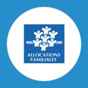 Logo des Allocations Familiales représentant des figures familiales blanches stylisées formant une fleur sur fond bleu, avec le texte ALLOCATIONS FAMILIALES à l'intérieur d'un cercle blanc. Symbolise des aides comme la garde d'enfants à domicile aide CAF et le complément libre choix mode garde.