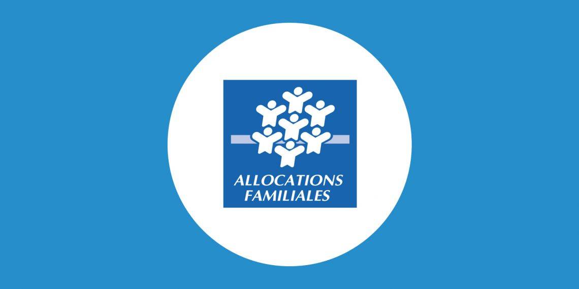Logo des Allocations Familiales représentant des figures familiales blanches stylisées formant une fleur sur fond bleu, avec le texte ALLOCATIONS FAMILIALES à l'intérieur d'un cercle blanc. Symbolise des aides comme la garde d'enfants à domicile aide CAF et le complément libre choix mode garde.