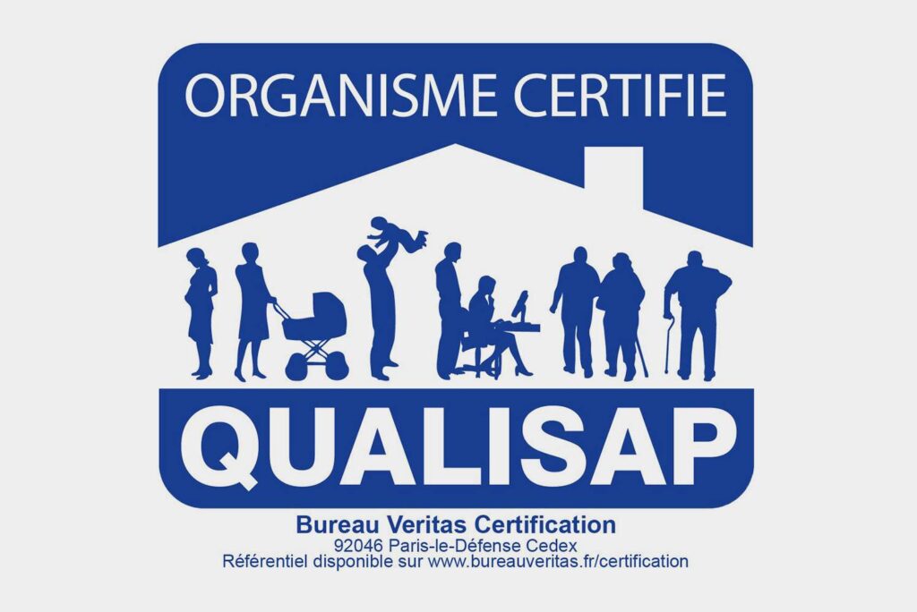 Logo bleu et blanc avec une silhouette de toit de maison et différents personnages, mettant en avant la certification NF Service V10.1. Le texte indique ORGANISME CERTIFIÉ QUALISAP Bureau Veritas Certification.