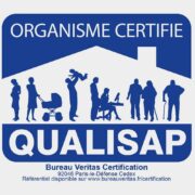 Logo bleu et blanc avec une silhouette de toit de maison et différents personnages, mettant en avant la certification NF Service V10.1. Le texte indique ORGANISME CERTIFIÉ QUALISAP Bureau Veritas Certification.