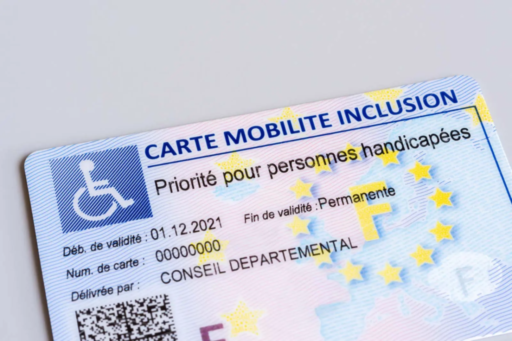 Carte Mobilité Inclusion pour la priorité au handicap, comportant un symbole de fauteuil roulant, un texte bleu et jaune, des étoiles de l'Union européenne et des informations telles que la date d'émission, la validité jusqu'à échéance carte stationnement 2026 et l'émetteur : Conseil Départemental.