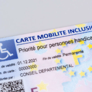 Carte Mobilité Inclusion pour la priorité au handicap, comportant un symbole de fauteuil roulant, un texte bleu et jaune, des étoiles de l'Union européenne et des informations telles que la date d'émission, la validité jusqu'à échéance carte stationnement 2026 et l'émetteur : Conseil Départemental.