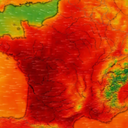 Une carte thermique de la France et des régions voisines présente des teintes intenses de rouge et d'orange, indiquant des températures élevées, ce qui souligne la nécessité de rafraîchir sa maison sans climatisation. De fines lignes blanches représentent les courants d'air qui traversent les régions plus fraîches du nord.