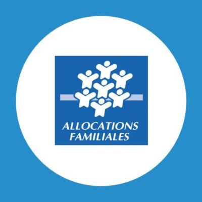 Logo des Allocations Familiales représentant des figures familiales blanches stylisées formant une fleur sur fond bleu, avec le texte ALLOCATIONS FAMILIALES à l'intérieur d'un cercle blanc. Symbolise des aides comme la garde d'enfants à domicile aide CAF et le complément libre choix mode garde.