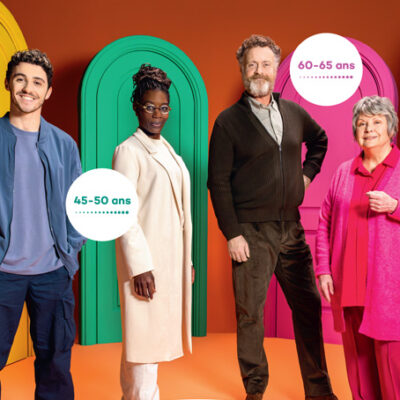 Quatre adultes se tiennent devant des portes colorées, chacune indiquant une tranche d’âge : 18-25 ans (homme, à gauche), 45-50 ans (femme, au centre gauche), 60-65 ans (homme, au centre droit) et 70-75 ans (femme, à droite). Cette scène pleine de vie met en avant l'importance d'un plan de prévention personnalisé à chaque étape de la vie — du début de l'âge adulte jusqu'au bilan de prévention à 70 ans —, soulignant ainsi que « mon bilan de prévention » est essentiel pour tout le monde.