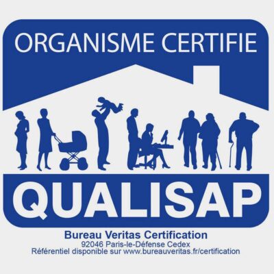 Logo bleu et blanc avec une silhouette de toit de maison et différents personnages, mettant en avant la certification NF Service V10.1. Le texte indique ORGANISME CERTIFIÉ QUALISAP Bureau Veritas Certification.